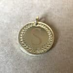 Gegraveerde hondenpenning goud met krans dogahaves