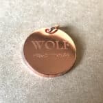 Gegraveerde hondenpenning rosegoud met krans dogahaves