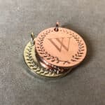 Hondenpenningen met krans rosegoud en goud